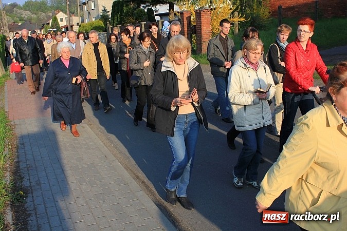 Zdjęcie w galerii na portalu naszraciborz.pl: Droga Krzyżowa ulicami Brzezia wiadomości z regionu