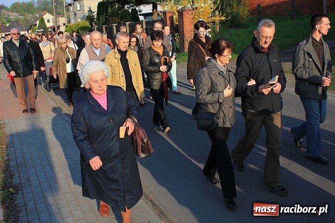 Zdjęcie w galerii na portalu naszraciborz.pl: Droga Krzyżowa ulicami Brzezia wiadomości z regionu