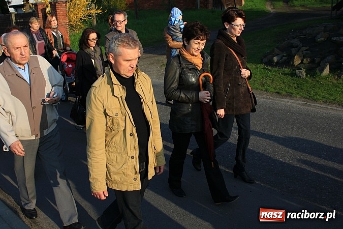 Zdjęcie w galerii na portalu naszraciborz.pl: Droga Krzyżowa ulicami Brzezia wiadomości z regionu