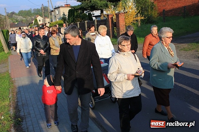 Zdjęcie w galerii na portalu naszraciborz.pl: Droga Krzyżowa ulicami Brzezia wiadomości z regionu