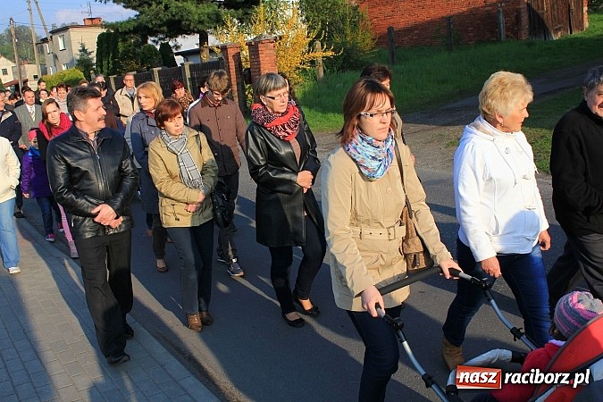 Zdjęcie w galerii na portalu naszraciborz.pl: Droga Krzyżowa ulicami Brzezia wiadomości z regionu