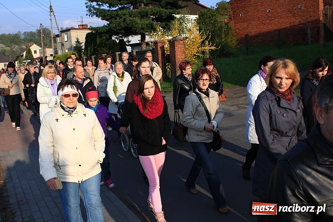 Zdjęcie w galerii na portalu naszraciborz.pl: Droga Krzyżowa ulicami Brzezia wiadomości z regionu