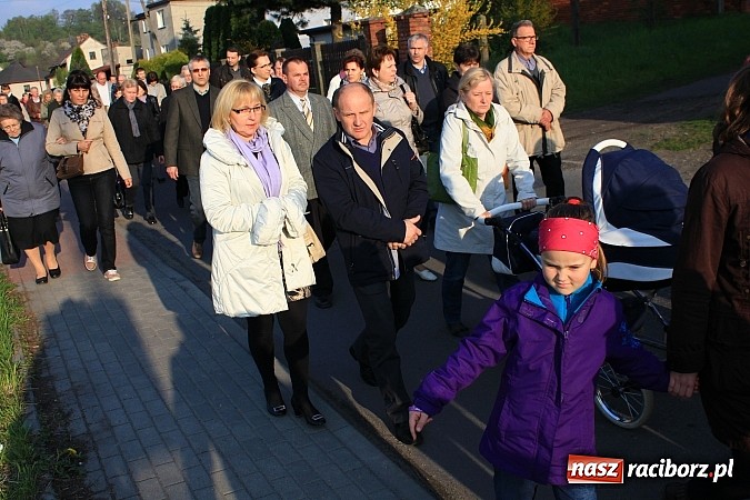 Zdjęcie w galerii na portalu naszraciborz.pl: Droga Krzyżowa ulicami Brzezia wiadomości z regionu