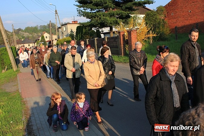 Zdjęcie w galerii na portalu naszraciborz.pl: Droga Krzyżowa ulicami Brzezia wiadomości z regionu