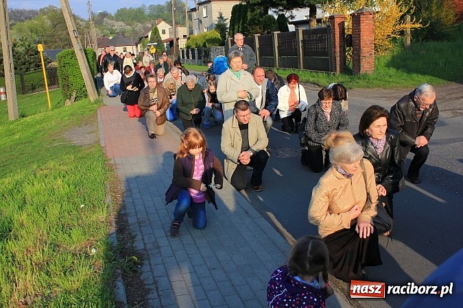 Zdjęcie w galerii na portalu naszraciborz.pl: Droga Krzyżowa ulicami Brzezia wiadomości z regionu
