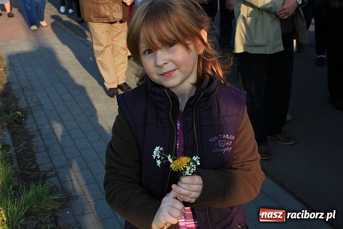 Zdjęcie w galerii na portalu naszraciborz.pl: Droga Krzyżowa ulicami Brzezia wiadomości z regionu