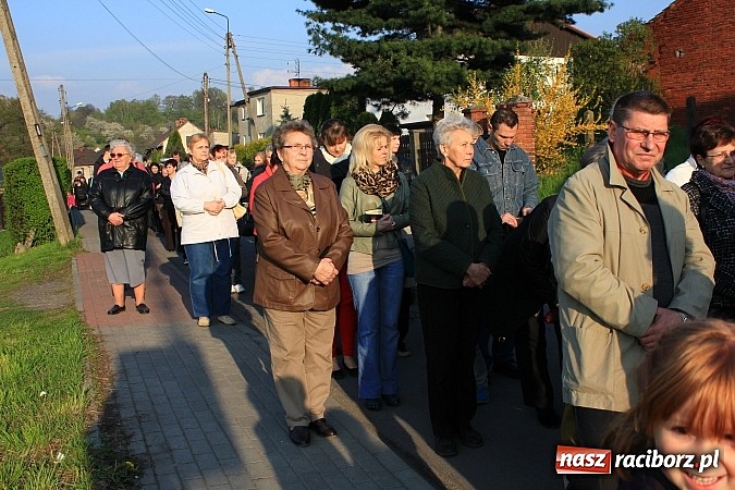 Zdjęcie w galerii na portalu naszraciborz.pl: Droga Krzyżowa ulicami Brzezia wiadomości z regionu
