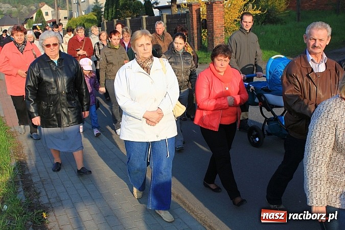 Zdjęcie w galerii na portalu naszraciborz.pl: Droga Krzyżowa ulicami Brzezia wiadomości z regionu