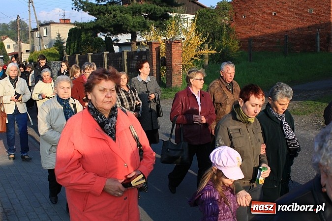 Zdjęcie w galerii na portalu naszraciborz.pl: Droga Krzyżowa ulicami Brzezia wiadomości z regionu