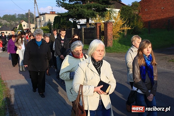 Zdjęcie w galerii na portalu naszraciborz.pl: Droga Krzyżowa ulicami Brzezia wiadomości z regionu