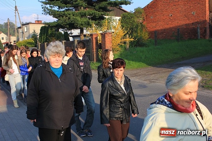 Zdjęcie w galerii na portalu naszraciborz.pl: Droga Krzyżowa ulicami Brzezia wiadomości z regionu
