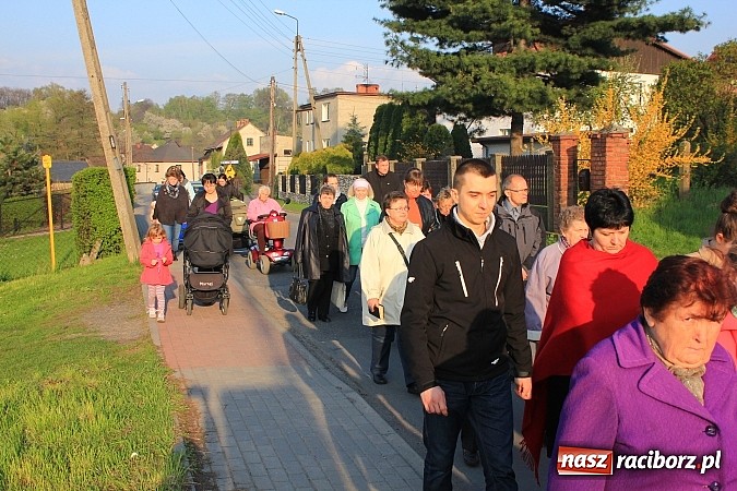 Zdjęcie w galerii na portalu naszraciborz.pl: Droga Krzyżowa ulicami Brzezia wiadomości z regionu