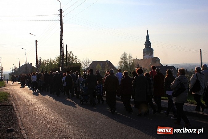 Zdjęcie w galerii na portalu naszraciborz.pl: Droga Krzyżowa ulicami Brzezia wiadomości z regionu