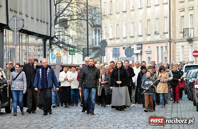 Zdjęcie w galerii na portalu naszraciborz.pl: Wspólna droga krzyżowa raciborskich parafii wiadomości z regionu