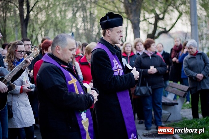 Zdjęcie w galerii na portalu naszraciborz.pl: Wspólna droga krzyżowa raciborskich parafii wiadomości z regionu