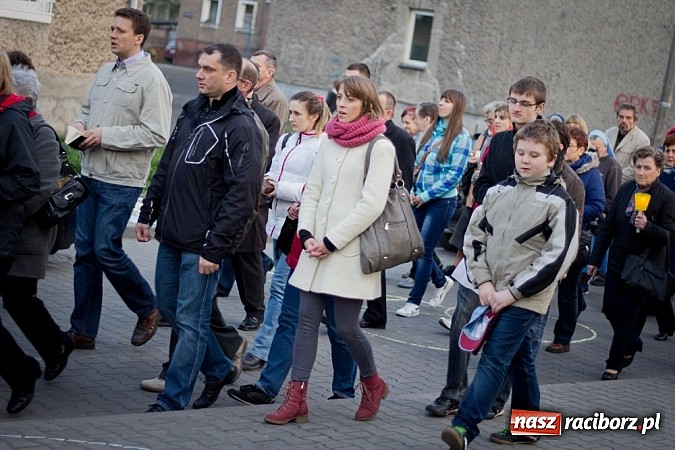 Zdjęcie w galerii na portalu naszraciborz.pl: Wspólna droga krzyżowa raciborskich parafii wiadomości z regionu