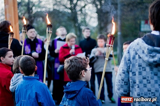 Zdjęcie w galerii na portalu naszraciborz.pl: Wspólna droga krzyżowa raciborskich parafii wiadomości z regionu