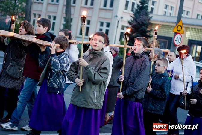 Zdjęcie w galerii na portalu naszraciborz.pl: Wspólna droga krzyżowa raciborskich parafii wiadomości z regionu