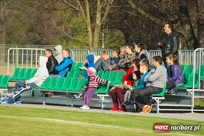 Zdjęcie w galerii na portalu naszraciborz.pl: Udany rewanż rezerw gaszowickiego Dębu. Wicher niegroźną bryzą wiadomości z regionu