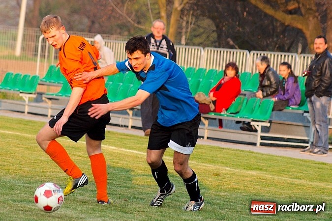 Zdjęcie w galerii na portalu naszraciborz.pl: Udany rewanż rezerw gaszowickiego Dębu. Wicher niegroźną bryzą wiadomości z regionu