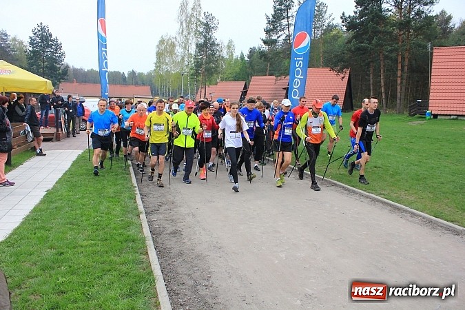 Zdjęcie w galerii na portalu naszraciborz.pl: 90 zawodników ruszyło w drogę z kijkami. Marsz Nordic Walking wokół Leśnej Polany wiadomości z regionu