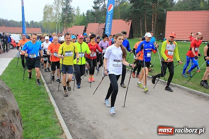 Zdjęcie w galerii na portalu naszraciborz.pl: 90 zawodników ruszyło w drogę z kijkami. Marsz Nordic Walking wokół Leśnej Polany wiadomości z regionu