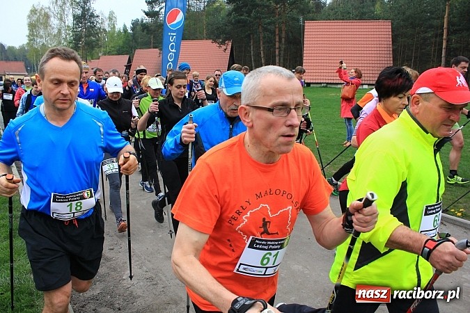 Zdjęcie w galerii na portalu naszraciborz.pl: 90 zawodników ruszyło w drogę z kijkami. Marsz Nordic Walking wokół Leśnej Polany wiadomości z regionu