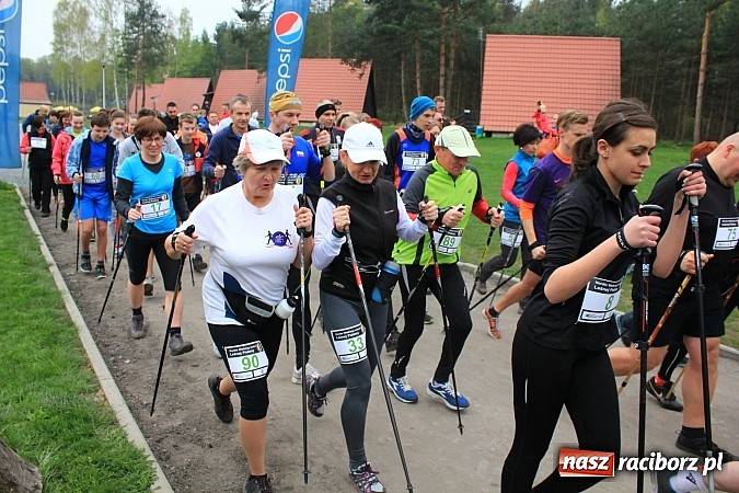 Zdjęcie w galerii na portalu naszraciborz.pl: 90 zawodników ruszyło w drogę z kijkami. Marsz Nordic Walking wokół Leśnej Polany wiadomości z regionu