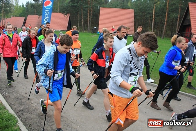 Zdjęcie w galerii na portalu naszraciborz.pl: 90 zawodników ruszyło w drogę z kijkami. Marsz Nordic Walking wokół Leśnej Polany wiadomości z regionu