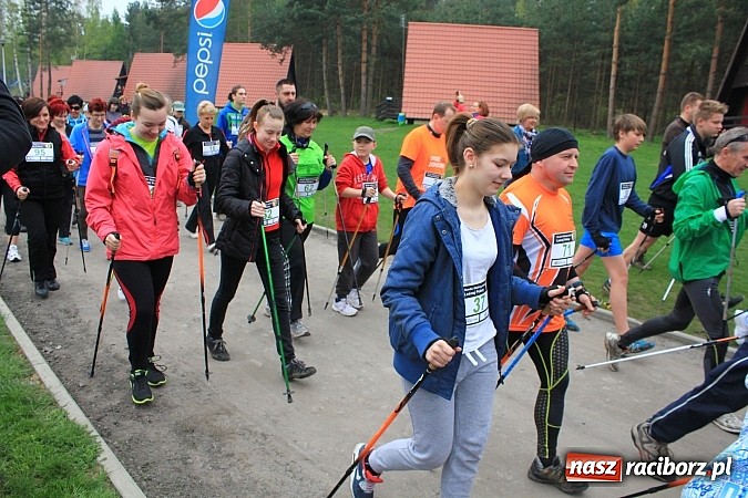 Zdjęcie w galerii na portalu naszraciborz.pl: 90 zawodników ruszyło w drogę z kijkami. Marsz Nordic Walking wokół Leśnej Polany wiadomości z regionu