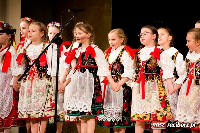 Zdjęcie w galerii na portalu naszraciborz.pl: Źródło zebrało 7,5 tys. zł dla chorej Mai wiadomości z regionu