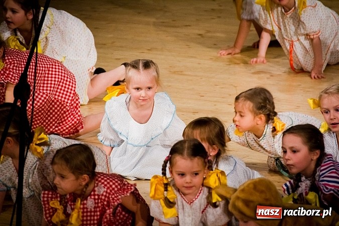 Zdjęcie w galerii na portalu naszraciborz.pl: Źródło zebrało 7,5 tys. zł dla chorej Mai wiadomości z regionu