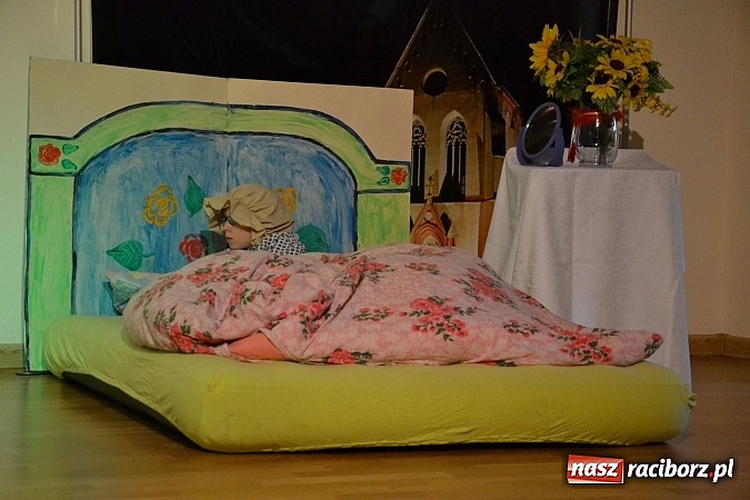 Zdjęcie w galerii na portalu naszraciborz.pl: Muzyczna opowieść o Czerwonym Kapturku na zamku  wiadomości z regionu