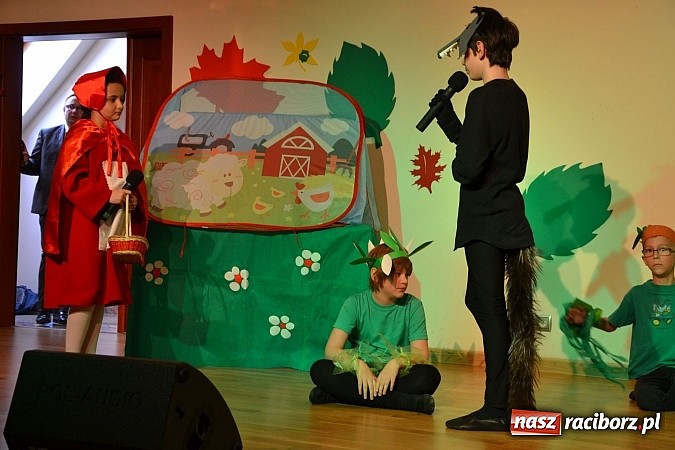 Zdjęcie w galerii na portalu naszraciborz.pl: Muzyczna opowieść o Czerwonym Kapturku na zamku  wiadomości z regionu