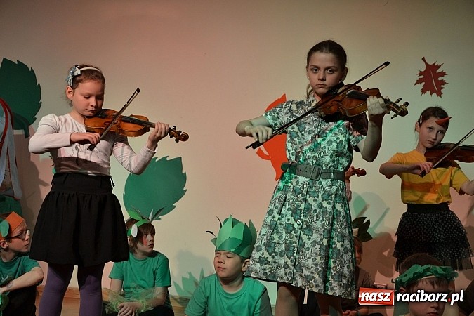 Zdjęcie w galerii na portalu naszraciborz.pl: Muzyczna opowieść o Czerwonym Kapturku na zamku  wiadomości z regionu