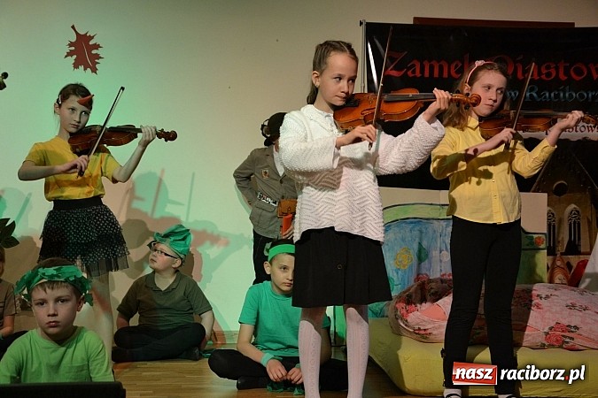 Zdjęcie w galerii na portalu naszraciborz.pl: Muzyczna opowieść o Czerwonym Kapturku na zamku  wiadomości z regionu