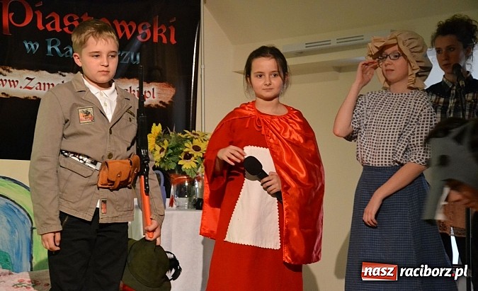 Zdjęcie w galerii na portalu naszraciborz.pl: Muzyczna opowieść o Czerwonym Kapturku na zamku  wiadomości z regionu