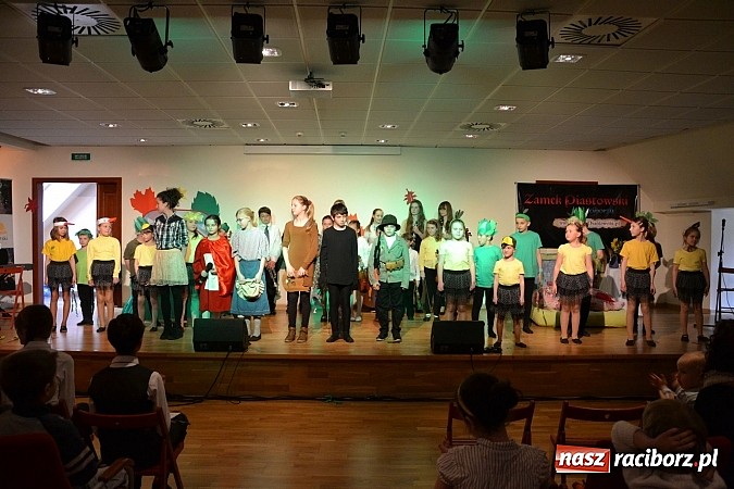 Zdjęcie w galerii na portalu naszraciborz.pl: Muzyczna opowieść o Czerwonym Kapturku na zamku  wiadomości z regionu