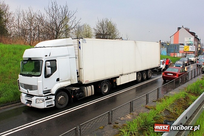 Zdjęcie w galerii na portalu naszraciborz.pl: Kolizja przy wiadukcie: kierowca TIR-a cofał wprost na samochody wiadomości z regionu