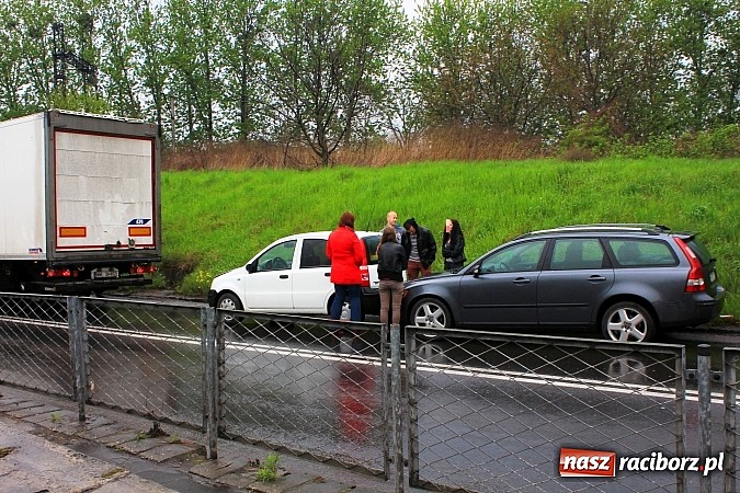 Zdjęcie w galerii na portalu naszraciborz.pl: Kolizja przy wiadukcie: kierowca TIR-a cofał wprost na samochody wiadomości z regionu