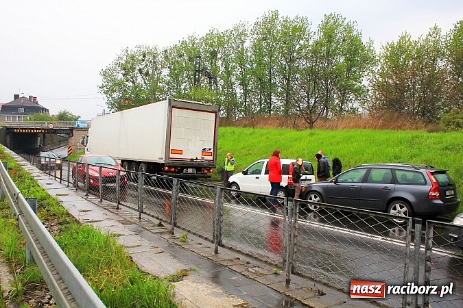 Zdjęcie w galerii na portalu naszraciborz.pl: Kolizja przy wiadukcie: kierowca TIR-a cofał wprost na samochody wiadomości z regionu
