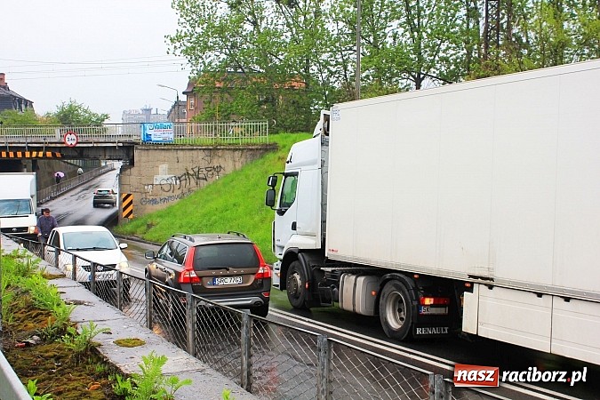 Zdjęcie w galerii na portalu naszraciborz.pl: Kolizja przy wiadukcie: kierowca TIR-a cofał wprost na samochody wiadomości z regionu