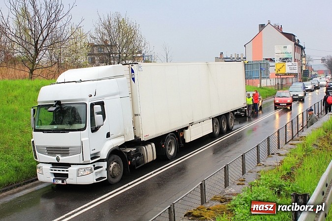 Zdjęcie w galerii na portalu naszraciborz.pl: Kolizja przy wiadukcie: kierowca TIR-a cofał wprost na samochody wiadomości z regionu