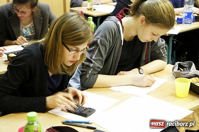 Zdjęcie w galerii na portalu naszraciborz.pl: Nocny maraton matematyczny w ZSOMS wiadomości z regionu
