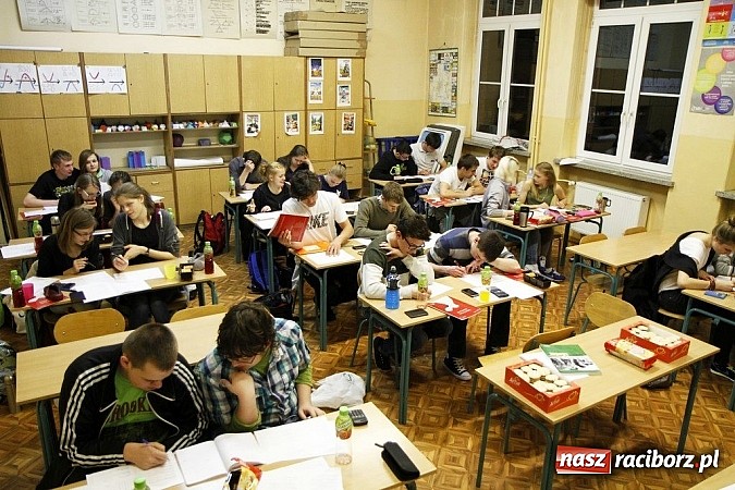 Zdjęcie w galerii na portalu naszraciborz.pl: Nocny maraton matematyczny w ZSOMS wiadomości z regionu