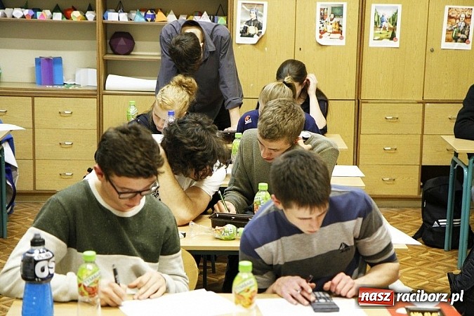 Zdjęcie w galerii na portalu naszraciborz.pl: Nocny maraton matematyczny w ZSOMS wiadomości z regionu
