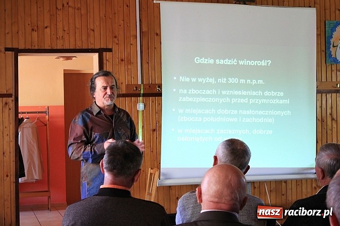 Zdjęcie w galerii na portalu naszraciborz.pl: O uprawie winorośli i produkcji wina na szkoleniu w Pogrzebieniu wiadomości z regionu