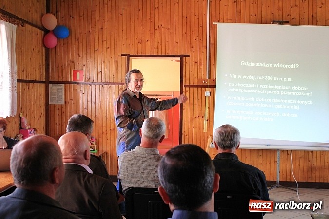 Zdjęcie w galerii na portalu naszraciborz.pl: O uprawie winorośli i produkcji wina na szkoleniu w Pogrzebieniu wiadomości z regionu