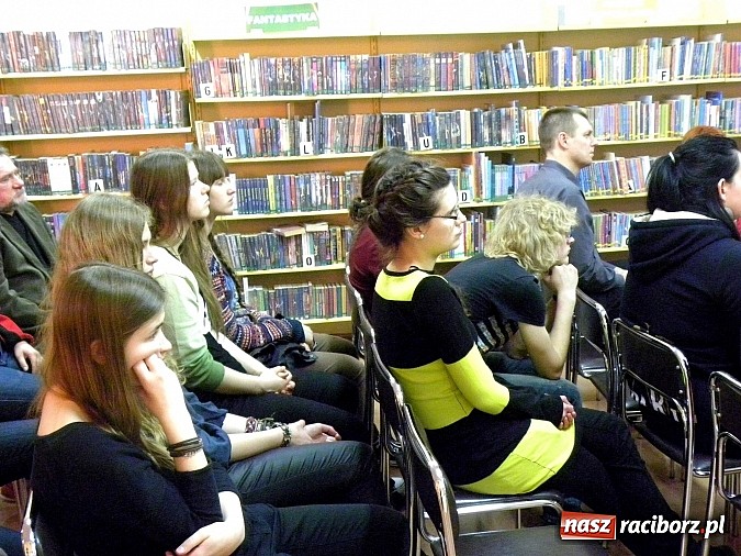 Zdjęcie w galerii na portalu naszraciborz.pl: Piątkowy wieczór z fotografią wiadomości z regionu