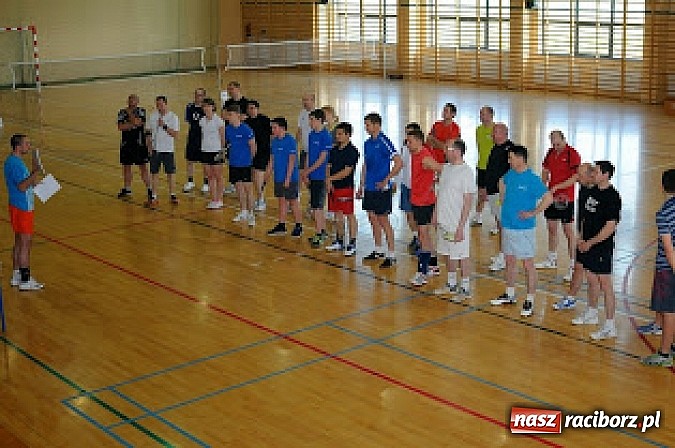 Zdjęcie w galerii na portalu naszraciborz.pl: Grali w badmintona o puchar Prezydenta wiadomości z regionu